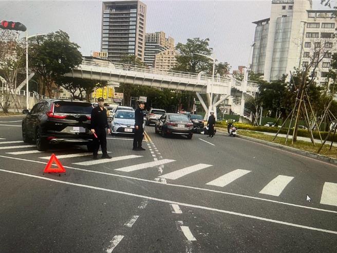 高雄左营翠华路3日下午发生一辆汽车撞倒机车的交通事故，图为肇事路口。（翻摄照片／林瑞益高雄传真）