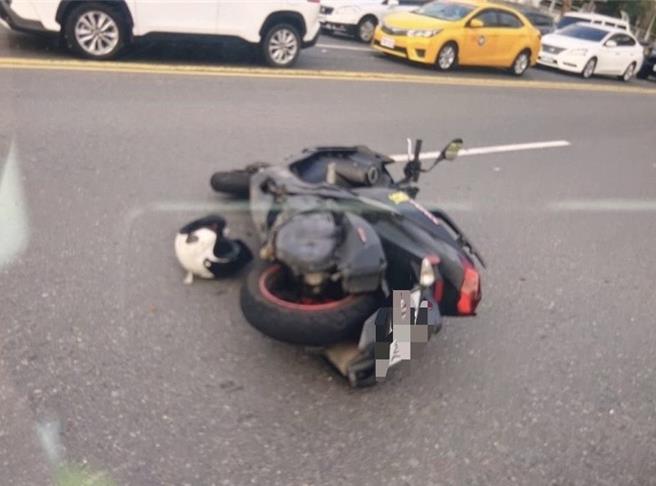 高雄左营翠华路3日下午发生一辆汽车撞倒机车的事故，图为被撞倒地的机车。（翻摄照片／林瑞益高雄传真）