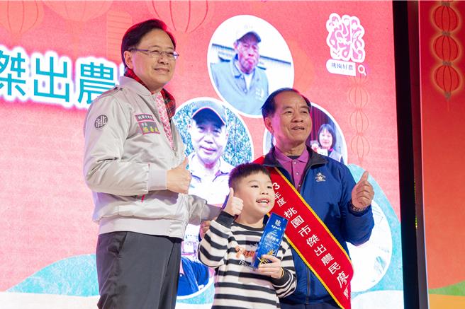 桃園市長張善政今出席「桃園市慶祝農民節大會」表示，立春遇春雨，預示今年將是豐收的一年，新的一年，市府將持續致力推動農業相關政策，打造桃園特色農產品牌。(市府提供／蔡依珍桃園傳真)