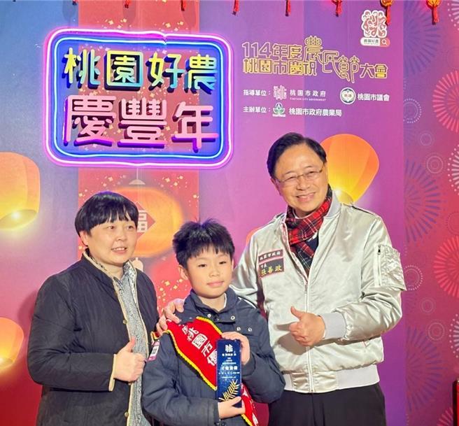 桃園市長張善政今出席「桃園市慶祝農民節大會」表示，立春遇春雨，預示今年將是豐收的一年，新的一年，市府將持續致力推動農業相關政策，打造桃園特色農產品牌。(市府提供／蔡依珍桃園傳真)