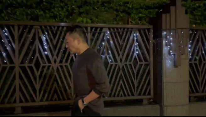 汪小菲独自一人淋着雨，且顶着寒冷的天气走在街头，慢慢返回住宅。（图／翻摄画面）