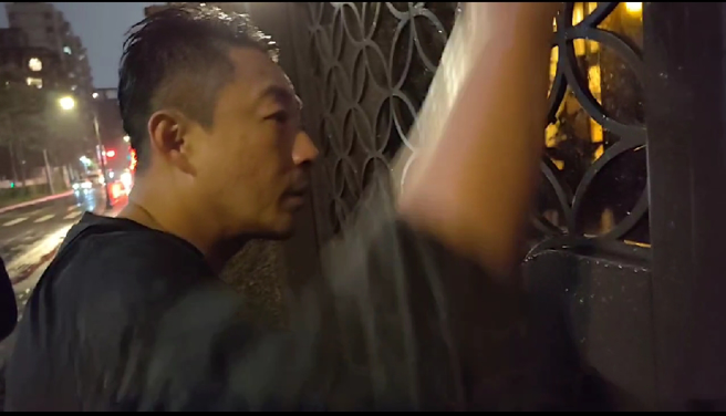 汪小菲敲门呼叫保全帮忙开门。（图／翻摄画面）