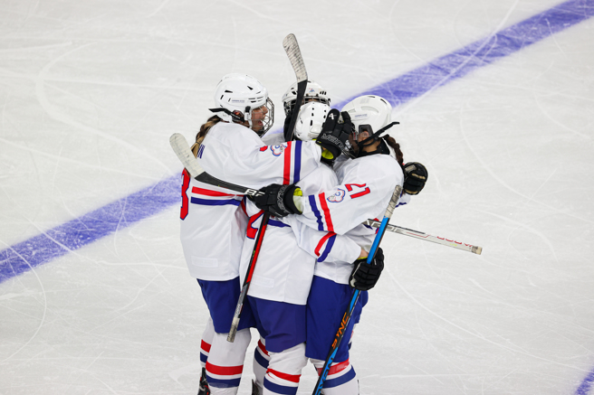 中华女子冰球队在2025哈尔滨亚冬运小组赛首场4比1获胜，球员进球后开心庆祝。（中华奥会提供）