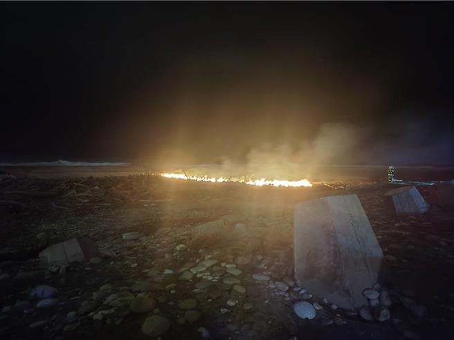 花莲溪出海口附近今晚传出漂流木火警，且因晚间风势大加速火势燃烧，现场延烧面积约1个篮球场大。（民眾提供／罗亦晽花莲传真）