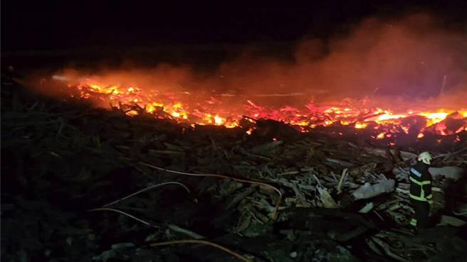 花莲溪出海口附近今晚传出漂流木火警，且因晚间风势大加速火势燃烧，现场延烧面积约1个篮球场大。（民眾提供／罗亦晽花莲传真）