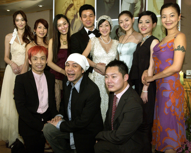 吴佩慈（上排左起）、Makiyo、范玮琪、许雅钧、小S、大S、范晓萱、阿雅、大炳（下排左起）、蔡康永等人的感情十分要好。（图／中时资料照）