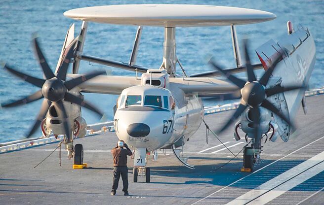 海軍想買反潛直升機及空軍採購E-2D預警機，因拜登政府不同意而喊停，現川普政府上台，各軍種把握機會重新提出。圖為USS Gerald R. Ford - CVN 78航空母艦上的E-2D。（摘自美國海軍臉書）