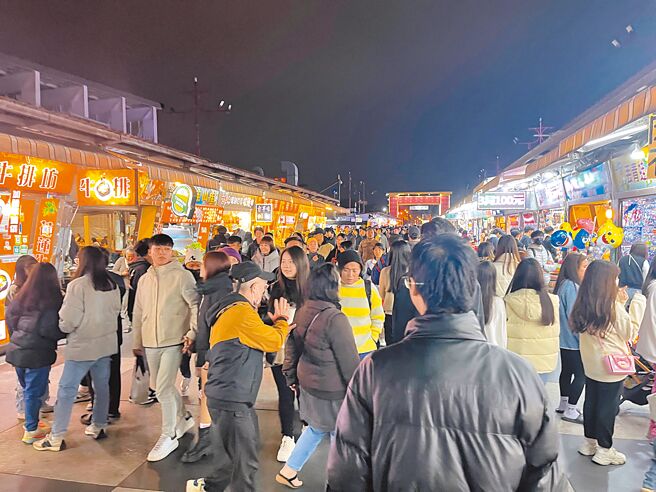 花蓮東大門夜市春節連假累計吸引逾16萬人次走訪，攤商看見久違的人潮相當開心。（羅亦晽攝）