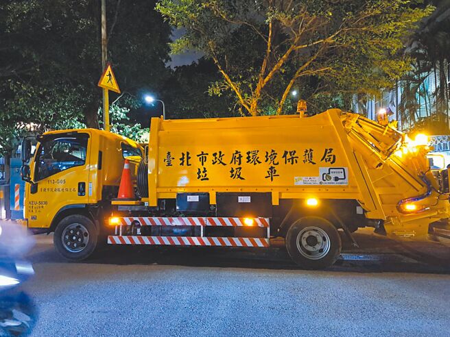台北市环保局共有984辆环保清洁车辆，其中有137辆已达15年汰换年限。（温予菱摄）