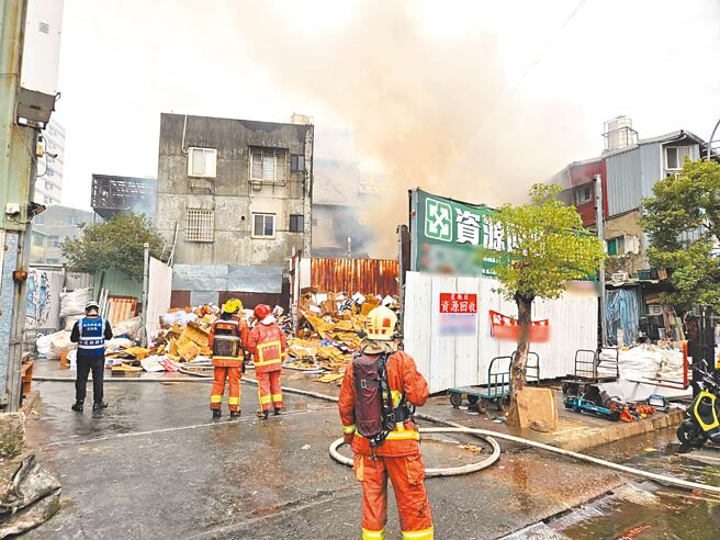 消防員罹患肺癌風險劇增，新北市每年替消防員辦理健檢，藉由早期篩檢，預防罹癌。（新北市消防局提供／高鈞麟新北傳真）