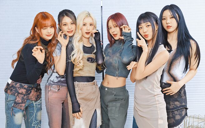 幻藍小熊希望蛇年事業更上一層樓，左起NICO、許媛媛、毓、XXIN、采甄、AYEON。（陳俊吉攝）