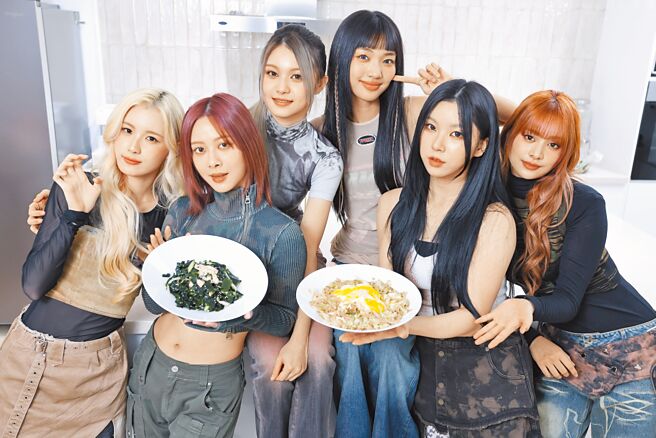 幻藍小熊端出咕雞咕雞賺大錢、魚躍高麗菜門兩盤健康年菜，左起毓、XXIN、許媛媛、采甄、AYEON、NICO。（陳俊吉攝）