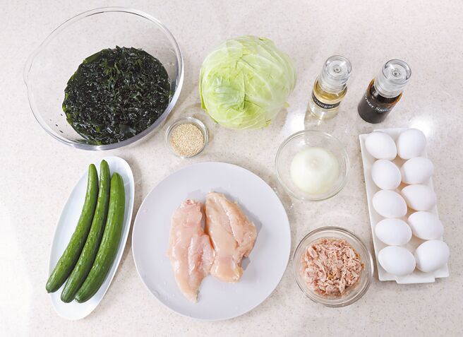 幻藍小熊用以下食材做出2道料理：雞胸肉、海帶、小黃瓜、洋蔥、白芝麻、醬油、白醋、味醂。（陳俊吉攝）