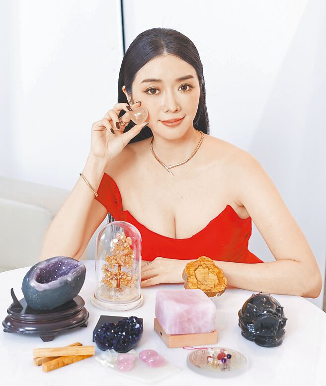 收藏多樣水晶的成語蕎，對每款效果如數家珍。（陳俊吉攝、服裝提供：Glam Chamber、珠寶提供：Bvlgari）