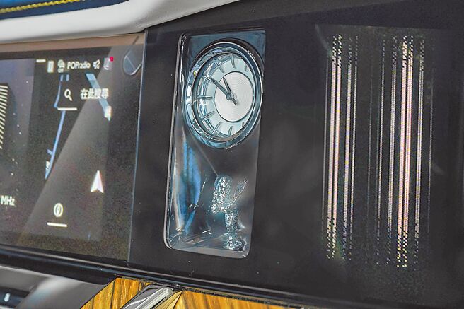 全新畫廊透明展示櫥窗，珍藏「歡慶女神」雕像。（盛惟提供）