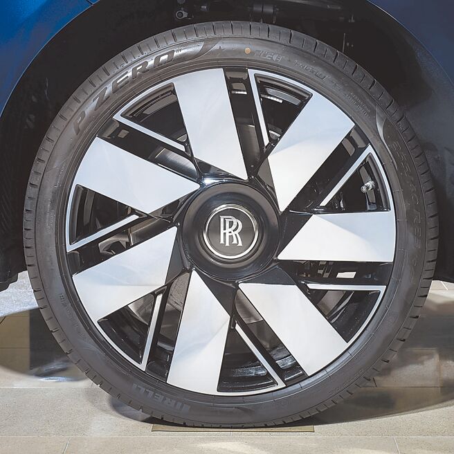 23吋鋁圈首次搭載於Cullinan車系。（盛惟提供）