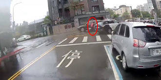 北市警车肇逃？转弯「未停让」直行机车害自摔 大安分局回应了