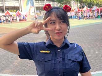高雄女警拍薄纱露乳沟拜年 「飞天小女警」遭关切下架曝：想自由