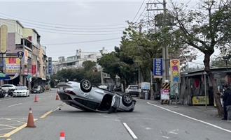 疑精神不濟！高雄橋頭轎車自撞翻覆 駕駛頭部擦傷