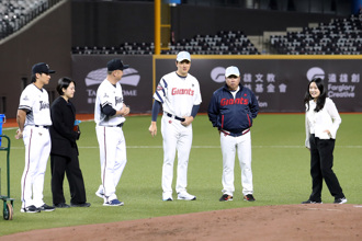 台韓交流賽》台灣美食全鴨上菜 樂天巨人教頭好開心