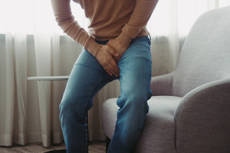 少年「戒指套命根」卡死 消防员一刀喀擦：差点剪坏