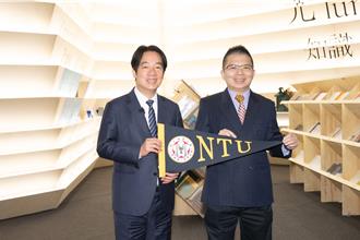 台大出版中心亮相書展！賴清德親臨選購3書