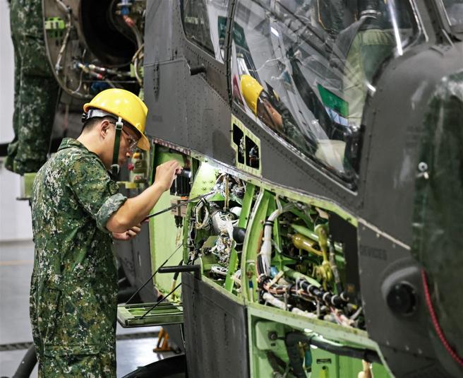 官兵透过定期执行结构性检查，确保飞机盖板下线路、液压油管等主附件功能正常运作，以维护飞行安全。（记者谢承宏摄）