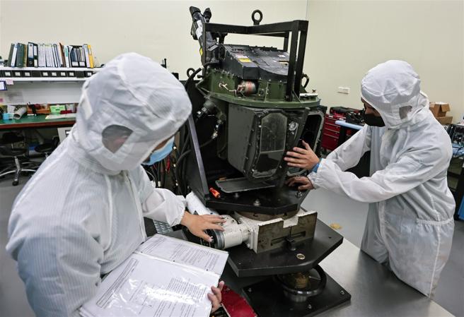 系统工场官兵透过射控模拟器，检测异常机件并进行料件更换。（记者谢承宏摄）