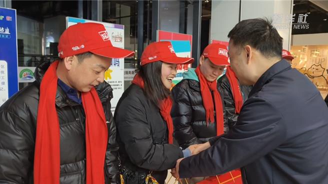 点对点返岗！陆各地多举措保障外出劳动者復工。图为2日晚上海人社部门工作人员和对口地区负责人到月台迎接今年春节首批包列点对点返岗復工劳动者，送上復工礼包。（新华社）