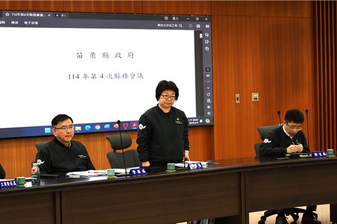 苗栗县长锺东锦4日上午在县务会议中，正式替新任税务局长蔡佳慧（立者）布达。（谢明俊摄）