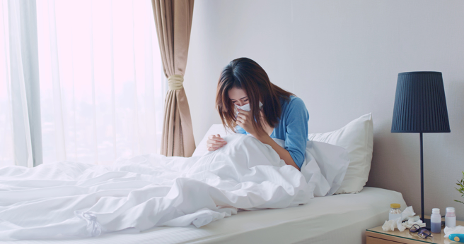 不少人表示，若在国外旅行，身体出现异状，会选择先硬撑。（示意图，shutterstock／达志）