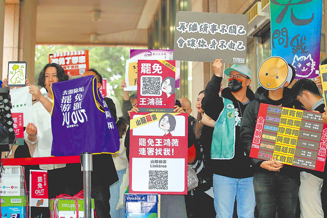 全台多个罢免团体3日齐聚中选会，递交罢免选区立委提议连署书。（资料照／黄世麒摄）