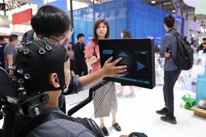 看好脑机晶片（脑机接口）的发展，大陆各地陆续端出政策利多。（摘自新华社）