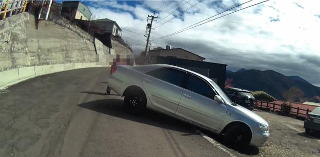 高雄市陈姓女子2月2日与家人前往桃源宝山二集团赏樱，因不熟悉路况，误将车辆驶入私人土地的坡坎，导致车辆深陷路边、无法动弹，所幸警方立即协助救援，顺利将车辆脱困。（警方提供／林雅惠高雄传真）