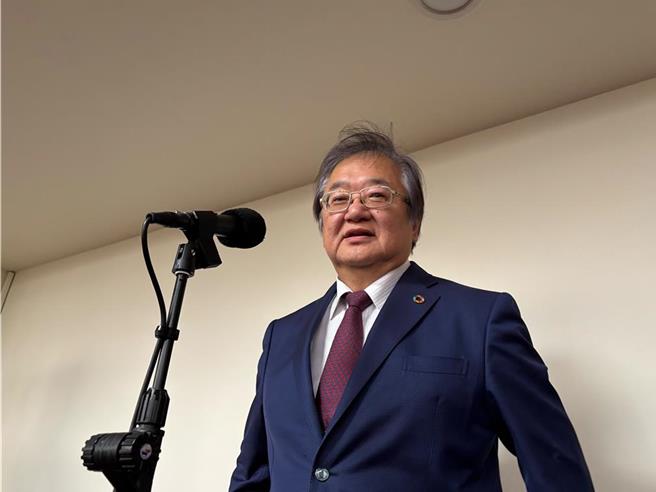 卫福部部长邱泰源表示，公费疫苗截至今日还有16万多剂，优先鼓励高危险群如长者、慢性病患者等先接种。（李念庭摄）