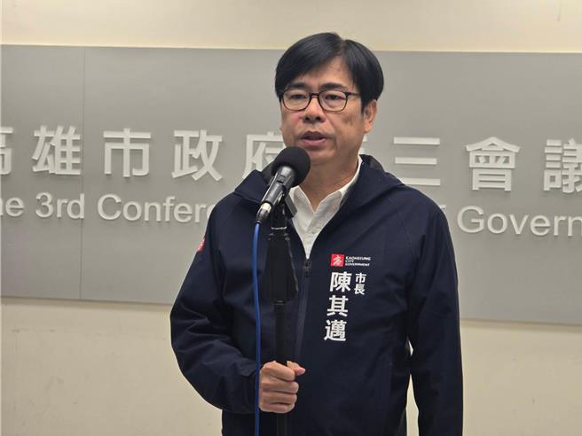 高雄市長陳其邁今（4）日受訪時指出，中央配賦高雄市80萬劑流感疫苗，65歲以上長輩逾5成接種率，庫存疫苗約剩8000劑左右。（柯宗緯攝）