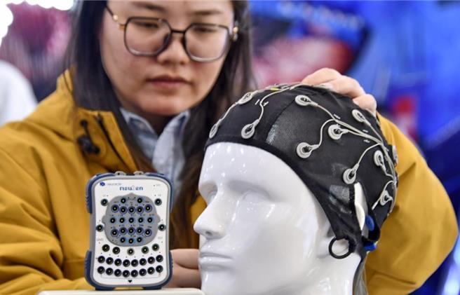 大陆专家与业界认为，脑机晶片如何进一步产业化，以及兼顾安全与道德伦理，甚至合法性的要求都是未来发展的重大挑战。（摘自新华社）