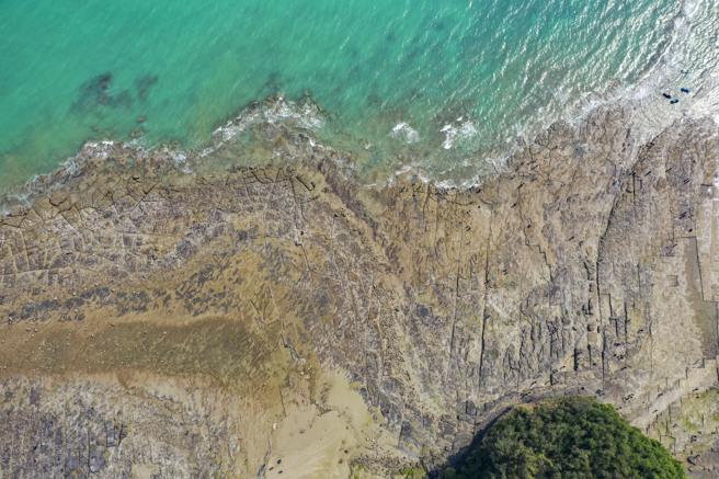 大陆生态环境示意图。本图是在广西涠洲岛拍摄的五彩滩海蚀地貌（新华社）