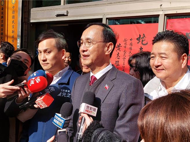 国民党主席朱立伦今（4）日批民进党只考虑到政治论点荒谬，呼吁民进党社会不是只有政治对立，要多一点人性，要以德服人、不是以力服人。（陈慰慈摄）