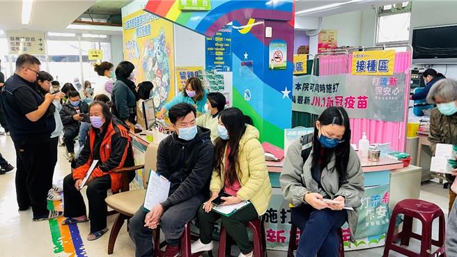 大S猝逝掀疫苗热潮，台东市卫生所涌入超过百人接种流感疫苗。（萧嘉蕙摄）