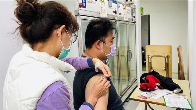 台东县流感疫苗打气爆增，同步带动新冠疫苗及肺炎链球菌疫苗需求，民眾同时施打流感及新冠疫苗。（萧嘉蕙摄）