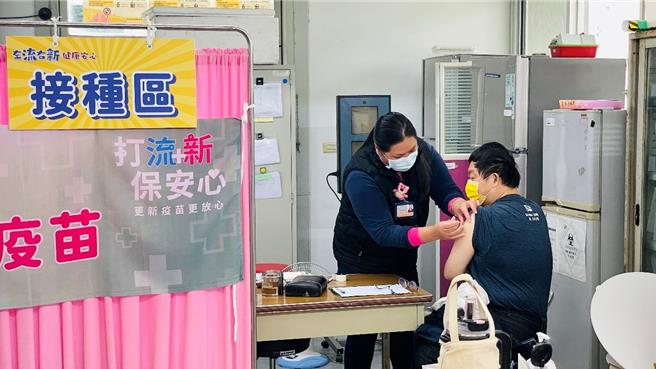 台东县卫生局将剩余的3184剂疫苗分配至各乡镇市卫生所，民眾打气踊跃，预计今（4）日全数用罄。（萧嘉蕙摄）