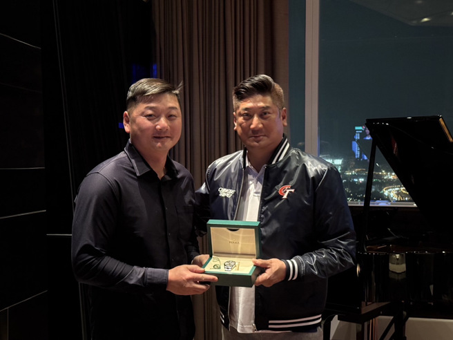 中華棒協理事長辜仲諒（右）致贈中華隊總教練曾豪駒（左）名錶。（中職提供）