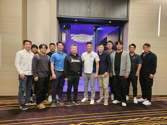 中華棒協理事長辜仲諒（中）宴請中職會長蔡其昌（中左）及中華成棒隊教練團。（中職提供）