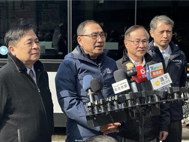 新北市长侯友宜4日受访指出，目前新北剩约3万剂公费流感疫苗，此刻正是类流感的高发生期，将极力再向中央争取公费流感疫苗。（高钧麟摄）