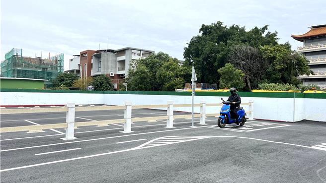 台南市鹽水區公所運用老人文康中心旁停車場的空間，比照監理站機車路考場規格，設置免費的機車練習場。（張毓翎攝）