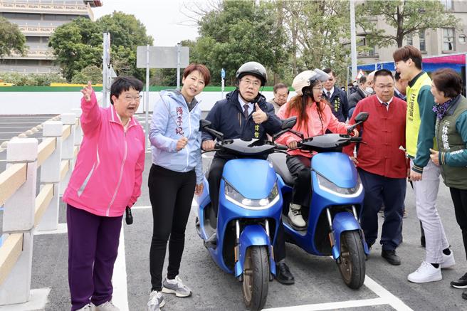 鹽水區機車練習場今天上午啟用，市長黃偉哲（左三）到場見證，還親自騎車體驗。（張毓翎攝）