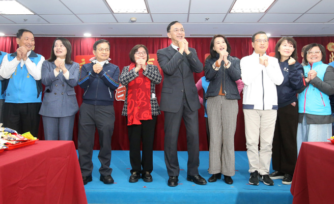 国民党台北市党部4日举行新春团拜，党主席朱立伦（中）呼吁党员团结一致对抗绿营发动的大罢免。（范扬光摄）