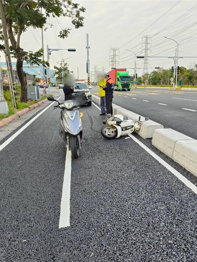 46岁杨姓男子与43岁郭姓男子于4日上午7点多分别驾驶机车沿沿海三路由北向南行驶机车道，双方发生擦撞。（翻摄照片／洪靖宜高雄传真）