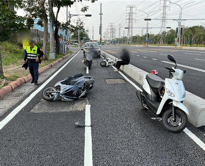 高雄市小港区沿海三路4日上午5分钟发生4件车祸，造成5人受伤。（翻摄照片／洪靖宜高雄传真）